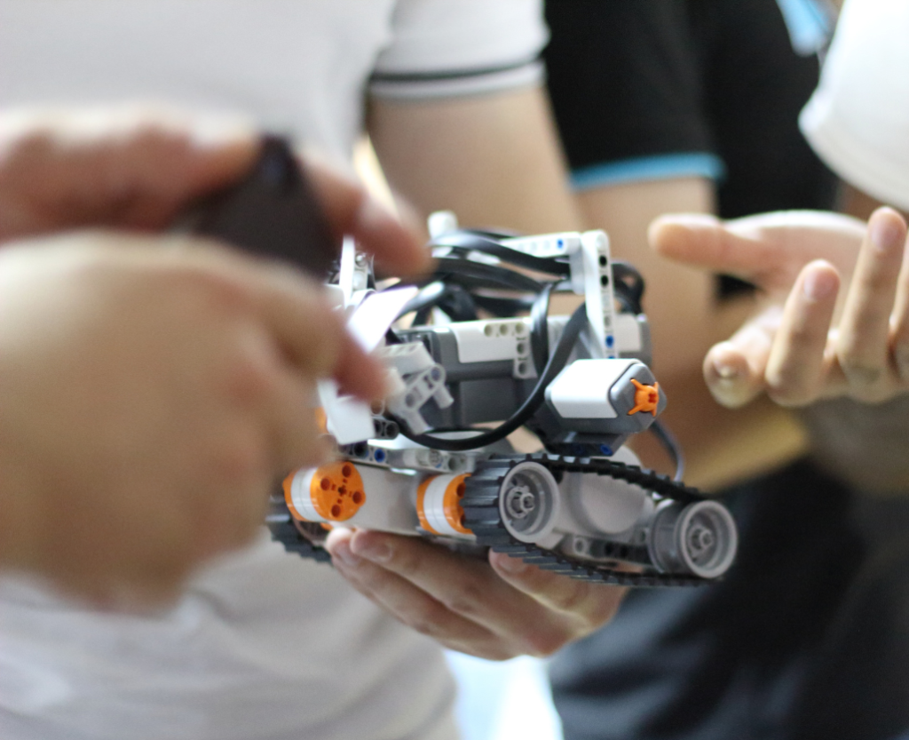 Innovative learning environment with students using robotics and digital tools.